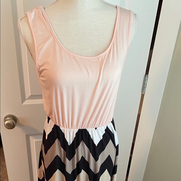 Dresses & Skirts - Maxi Chevron Dress